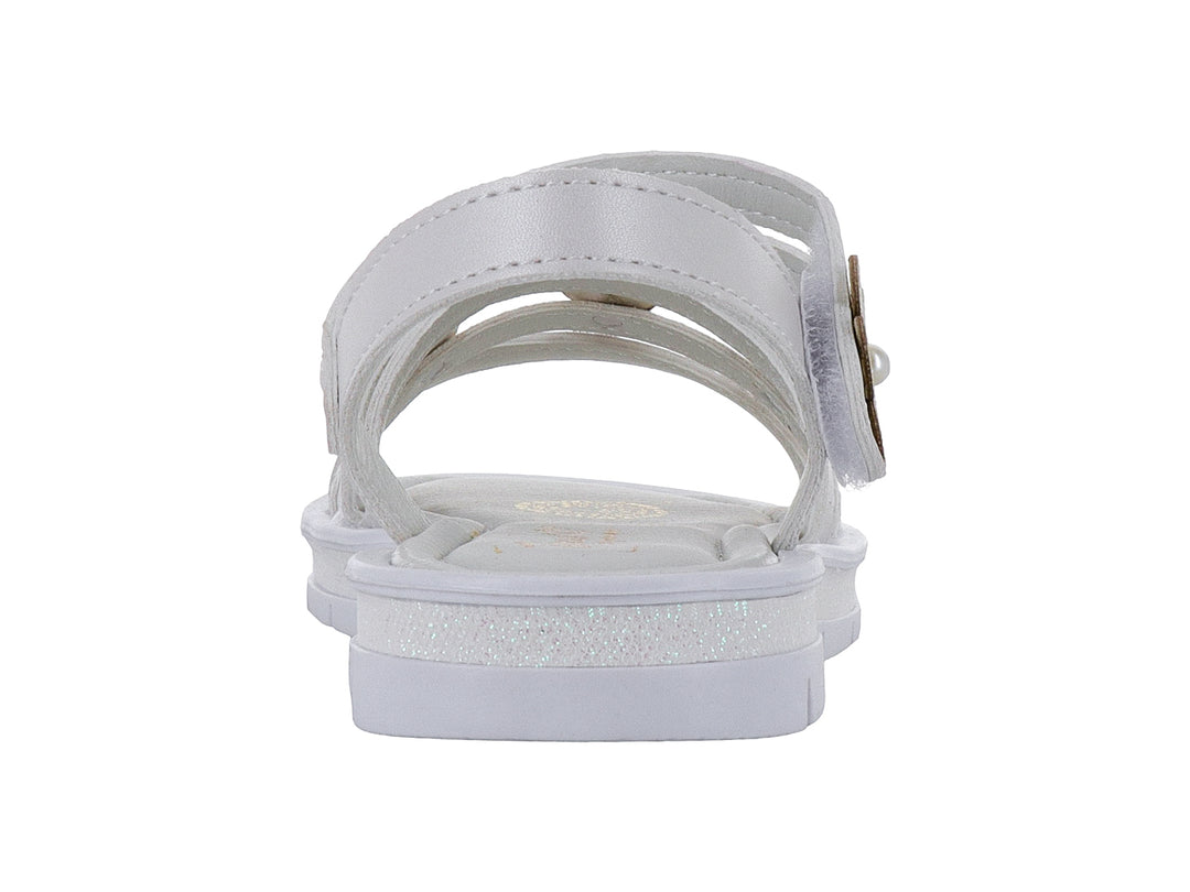 Sandalia blanca con detalles de flores y suela brillante.