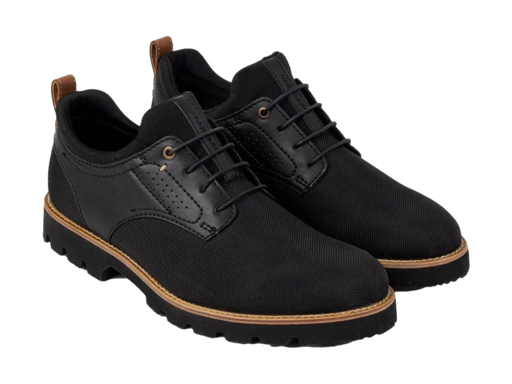 Zapato casual de lona color negro con suela gruesa y detalles en marrón, vista lateral.