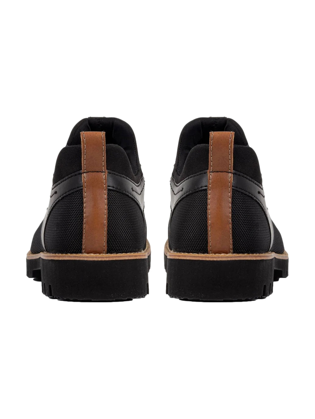 Zapato casual de lona color negro con suela gruesa y detalles en marrón, vista lateral.