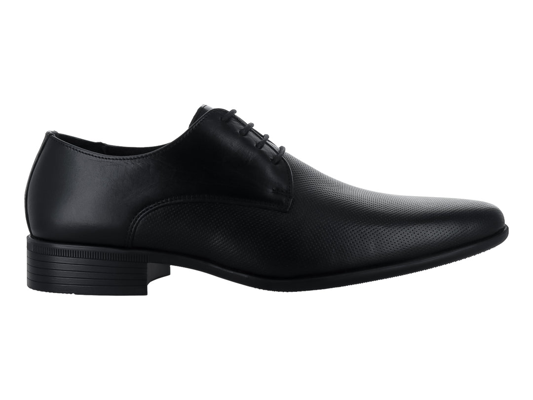 Zapato formal de hombre modelo Oxford en color negro con textura granulada y agujetas.
