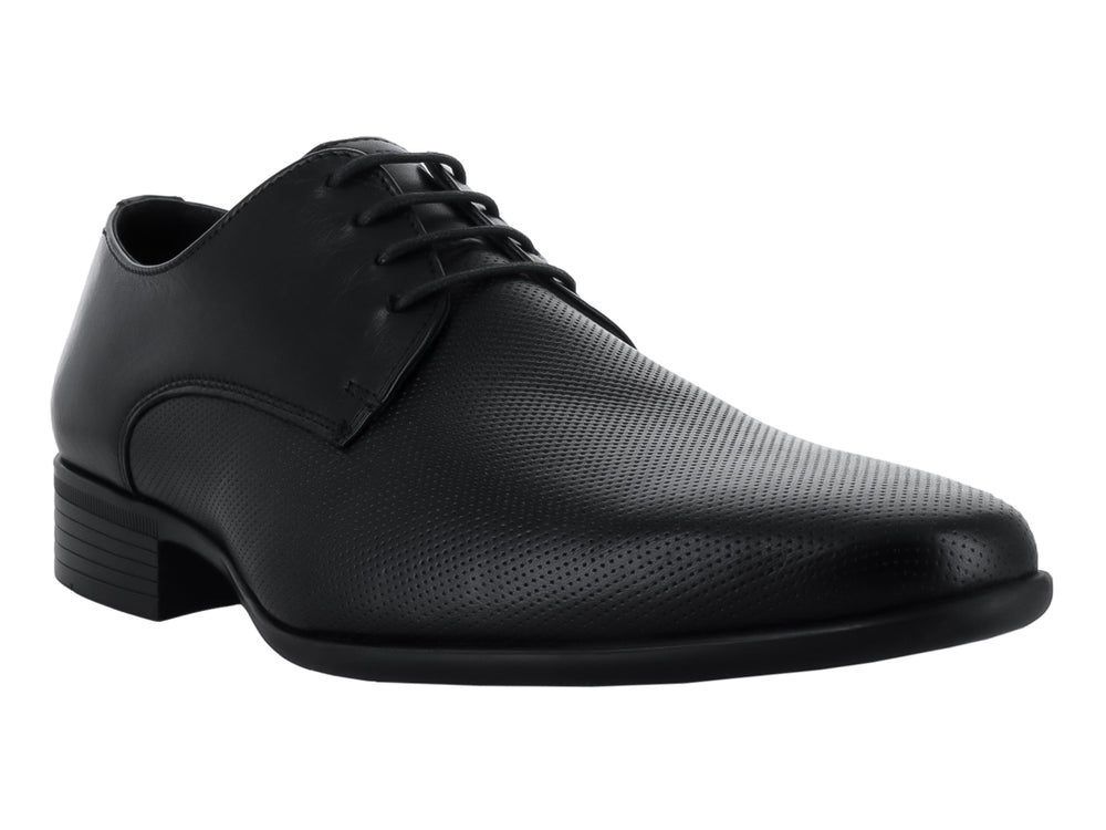 Zapato formal de hombre modelo Oxford en color negro con textura granulada y agujetas.