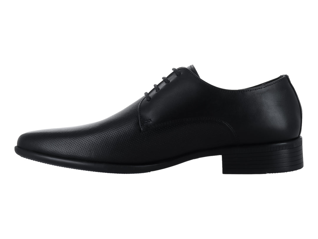 Zapato formal de hombre modelo Oxford en color negro con textura granulada y agujetas.