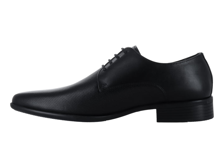 Zapato formal de hombre modelo Oxford en color negro con textura granulada y agujetas.