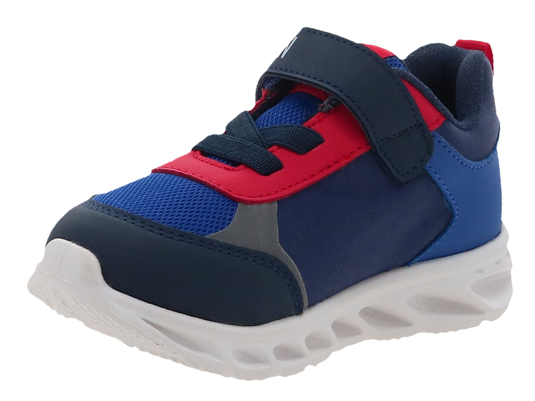 Tenis deportivos para niño en color azul cobalto con diseño de Spider-Man y suela blanca.