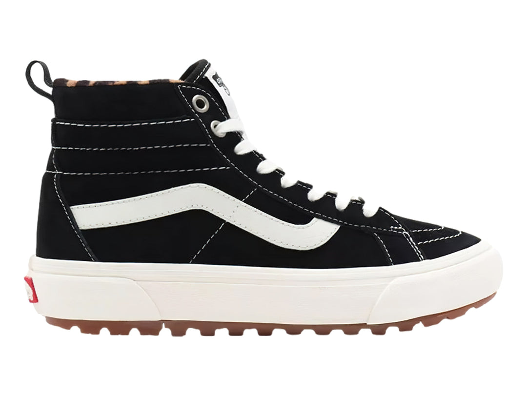 Tenis Vans Sk8-Hi MTE en color negro con franja blanca y suela gruesa color café.