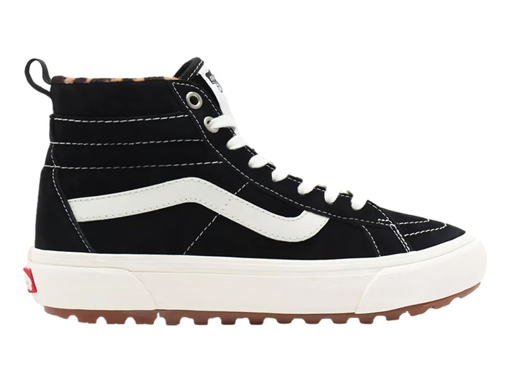 Tenis Vans Sk8-Hi MTE en color negro con franja blanca y suela gruesa color café.