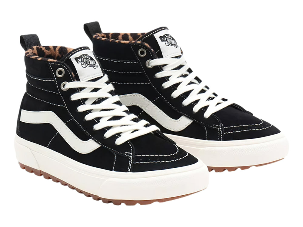 Tenis Vans Sk8-Hi MTE en color negro con franja blanca y suela gruesa color café.