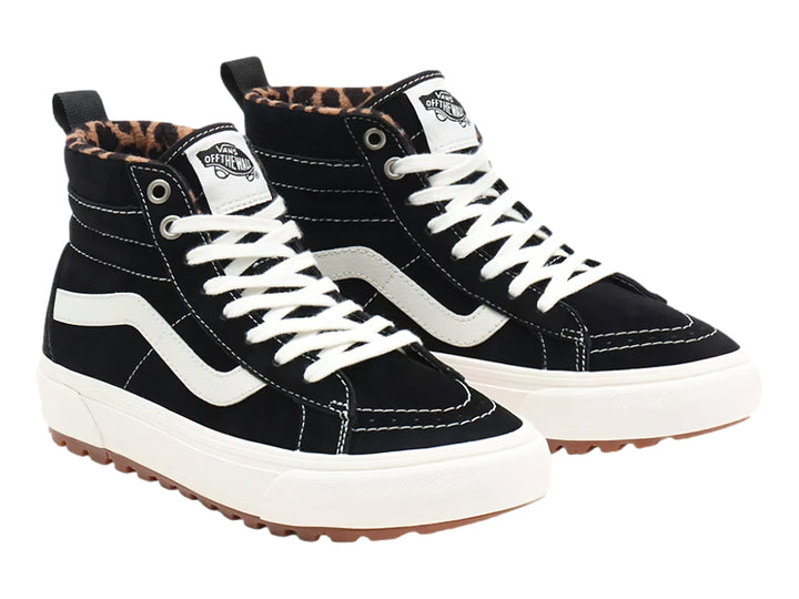 Tenis Vans Sk8-Hi MTE en color negro con franja blanca y suela gruesa color café.