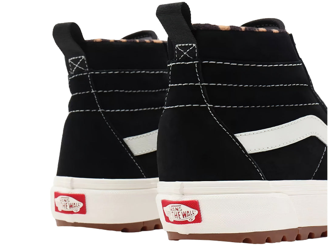 Tenis Vans Sk8-Hi MTE en color negro con franja blanca y suela gruesa color café.