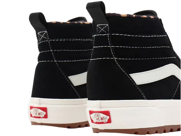 Tenis Vans Sk8-Hi MTE en color negro con franja blanca y suela gruesa color café.