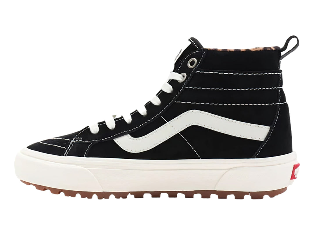 Tenis Vans Sk8-Hi MTE en color negro con franja blanca y suela gruesa color café.