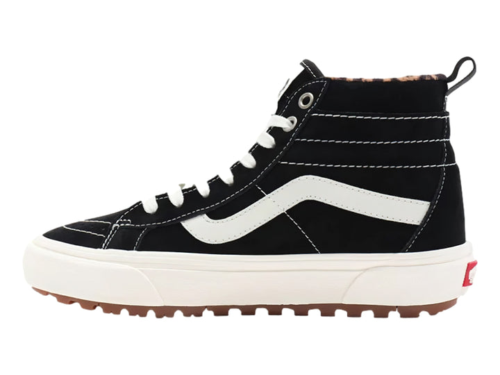 Tenis Vans Sk8-Hi MTE en color negro con franja blanca y suela gruesa color café.