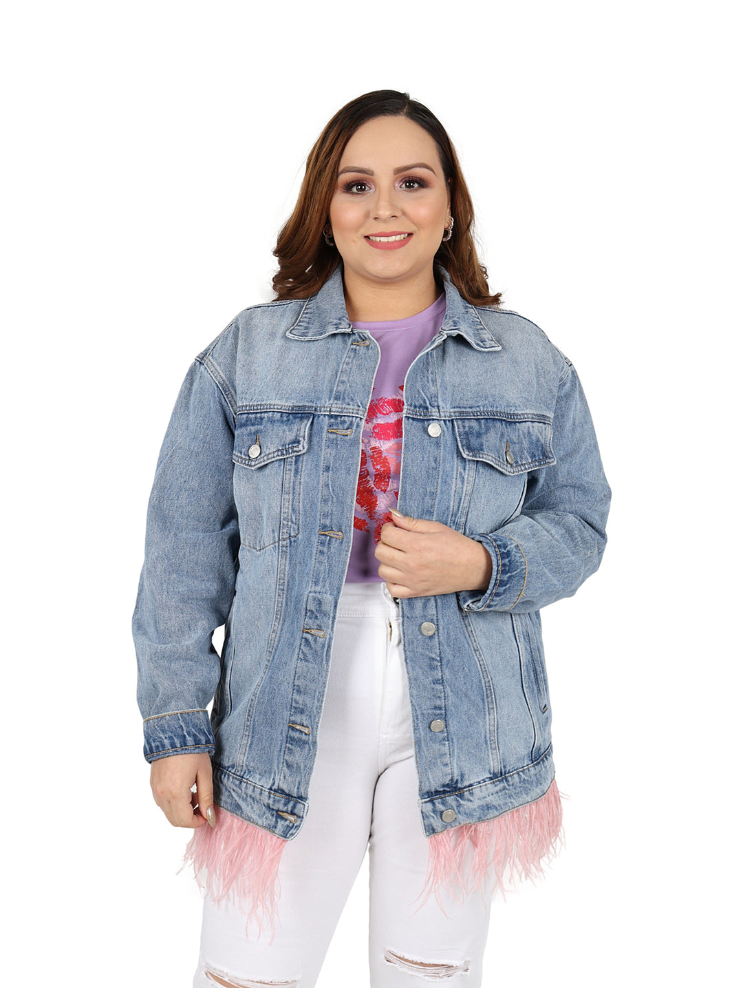 Chaqueta de mezclilla azul claro con detalle de peluche rosa en el borde inferior.