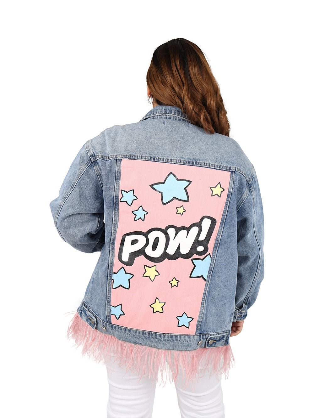 Chaqueta de mezclilla azul claro con detalle de peluche rosa en el borde inferior.