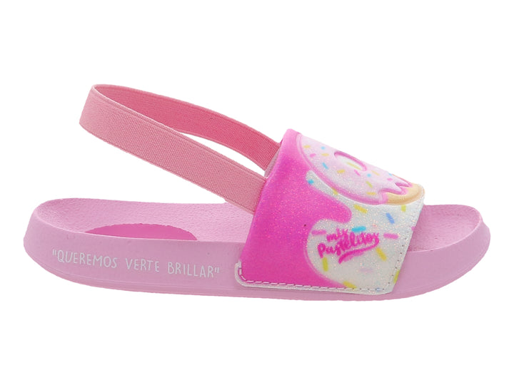 Sandalia rosa para niña con correa elástica y adorno frontal de pastelito colorido.