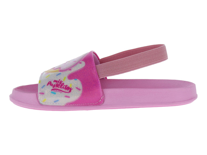Sandalia rosa para niña con correa elástica y adorno frontal de pastelito colorido.
