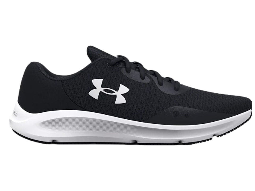 Tenis deportivos Under Armour Charged Pursuit 3 en color negro con suela blanca y logotipo blanco lateral.