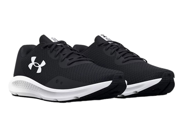 Tenis deportivos Under Armour Charged Pursuit 3 en color negro con suela blanca y logotipo blanco lateral.