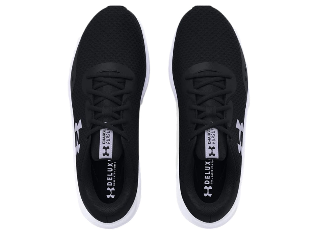 Tenis deportivos Under Armour Charged Pursuit 3 en color negro con suela blanca y logotipo blanco lateral.