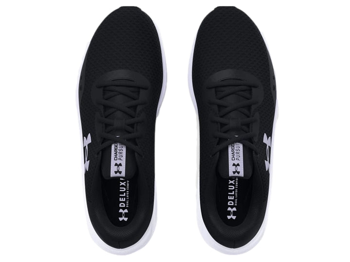 Tenis deportivos Under Armour Charged Pursuit 3 en color negro con suela blanca y logotipo blanco lateral.