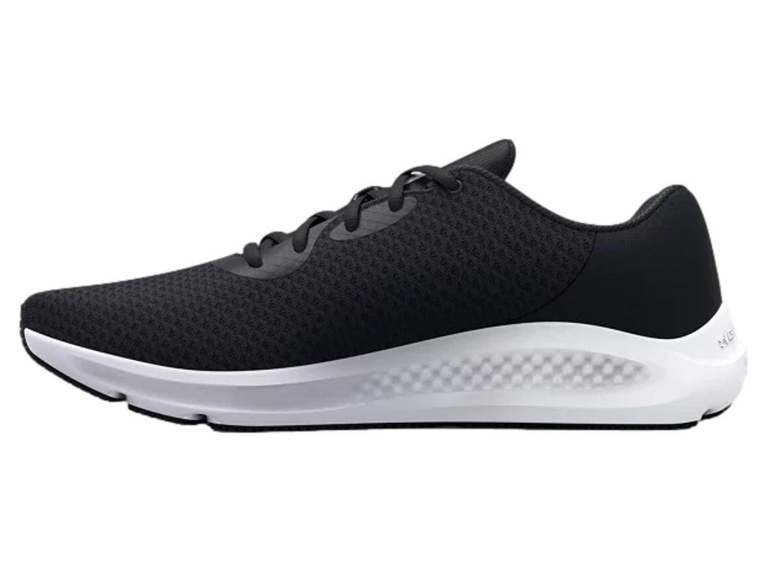 Tenis deportivos Under Armour Charged Pursuit 3 en color negro con suela blanca y logotipo blanco lateral.