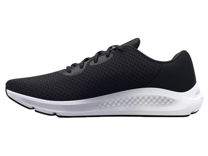 Tenis deportivos Under Armour Charged Pursuit 3 en color negro con suela blanca y logotipo blanco lateral.