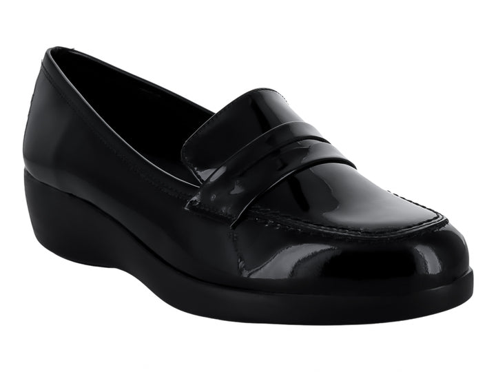Zapato plano tipo mocasín de charol negro brillante para Mujer.