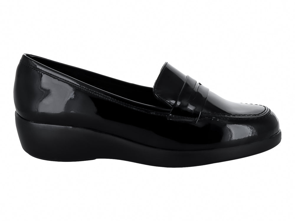 Zapato plano tipo mocasín de charol negro brillante para Mujer.