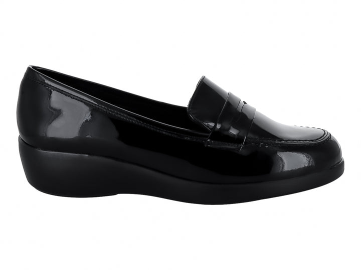 Zapato plano tipo mocasín de charol negro brillante para Mujer.