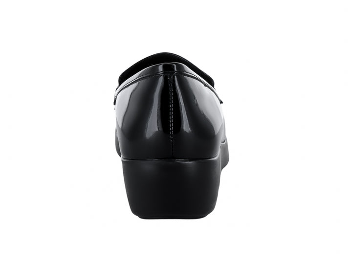 Zapato plano tipo mocasín de charol negro brillante para Mujer.