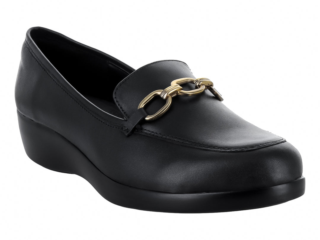 Zapato mocasín de piel negra para mujer con detalle de cadena dorada y suela cómoda.