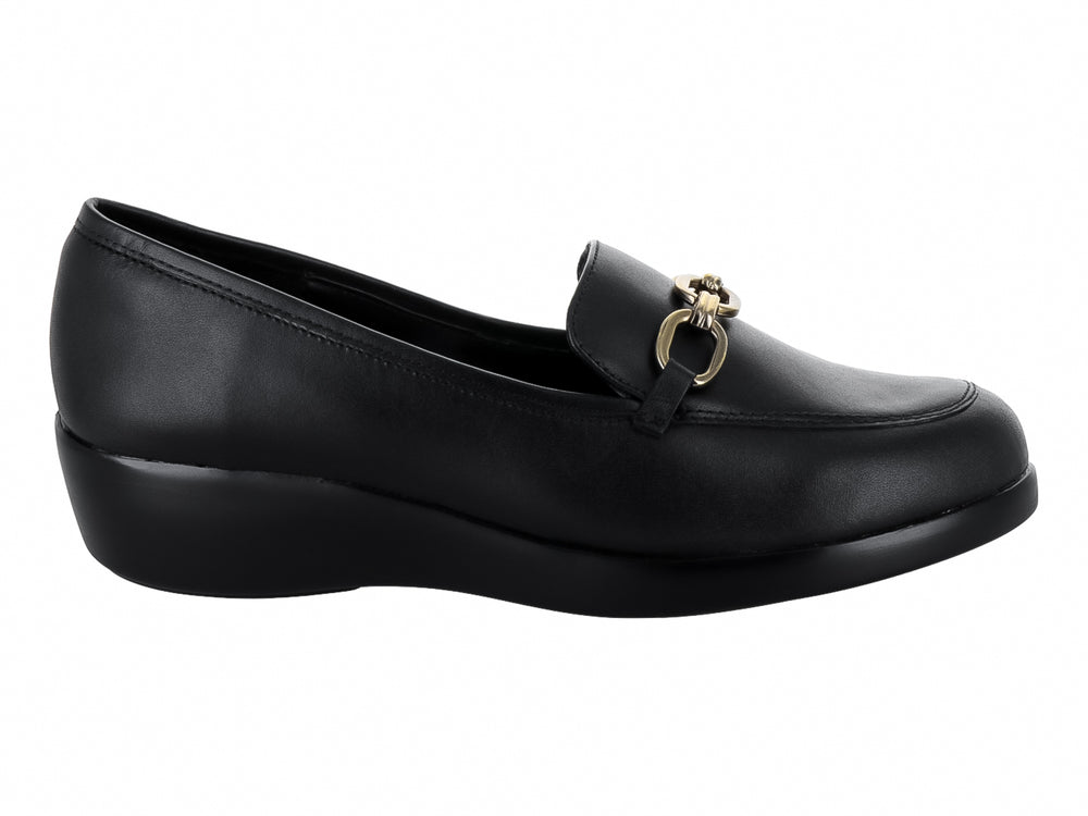 Zapato mocasín de piel negra para mujer con detalle de cadena dorada y suela cómoda.