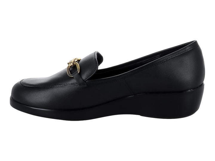 Zapato mocasín de piel negra para mujer con detalle de cadena dorada y suela cómoda.