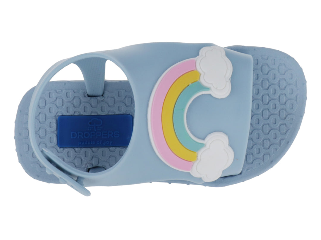 Sandalia azul para niña con adorno de arcoíris y nube en la parte superior.