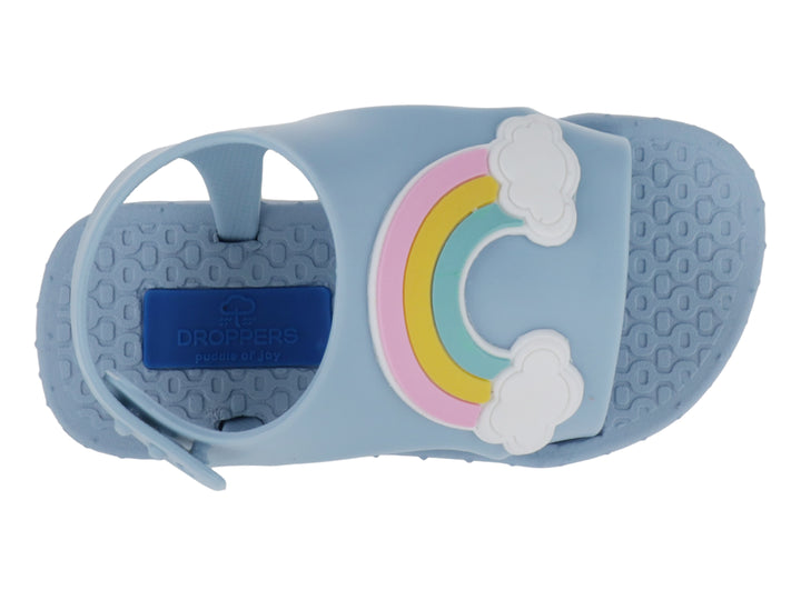 Sandalia azul para niña con adorno de arcoíris y nube en la parte superior.