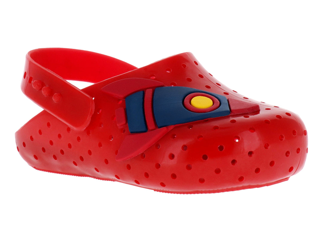 Sandalia roja infantil con un cohete decorativo en azul y amarillo en la parte superior.