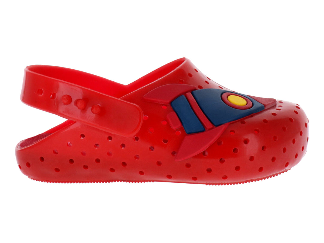 Sandalia roja infantil con un cohete decorativo en azul y amarillo en la parte superior.