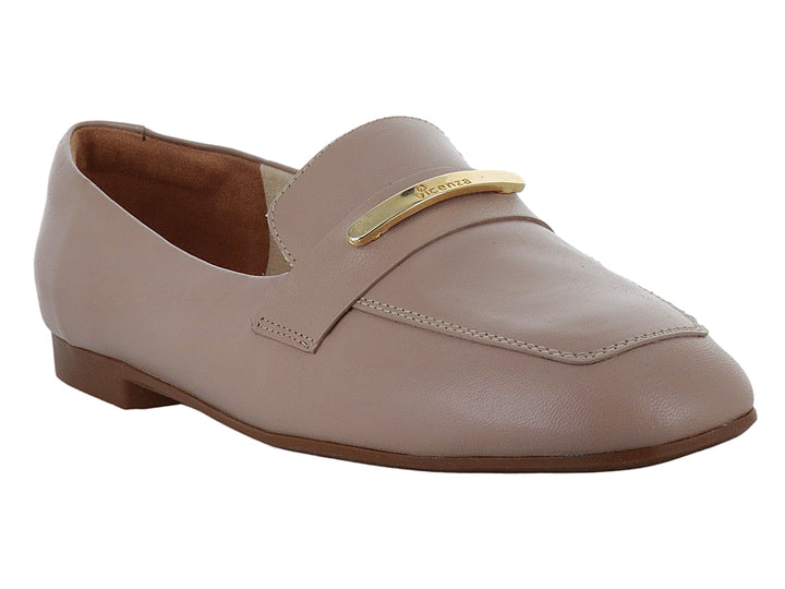 Zapato tipo mocasín de piel color beige con un adorno metálico dorado en la parte superior.