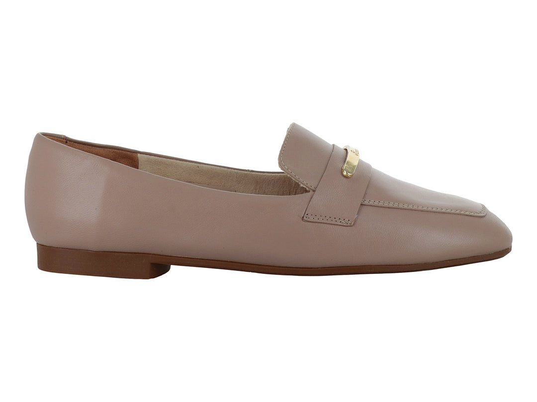 Zapato tipo mocasín de piel color beige con un adorno metálico dorado en la parte superior.