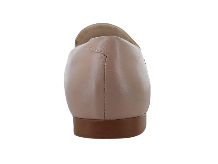 Zapato tipo mocasín de piel color beige con un adorno metálico dorado en la parte superior.