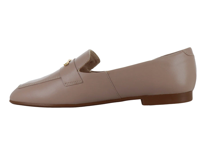 Zapato tipo mocasín de piel color beige con un adorno metálico dorado en la parte superior.