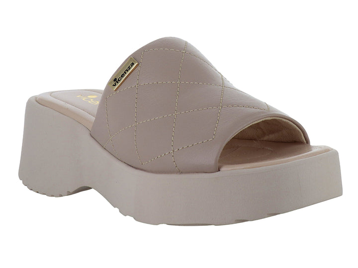 Sandalia de plataforma color nude con correa ancha acolchada en diseño capitoné y suela gruesa.