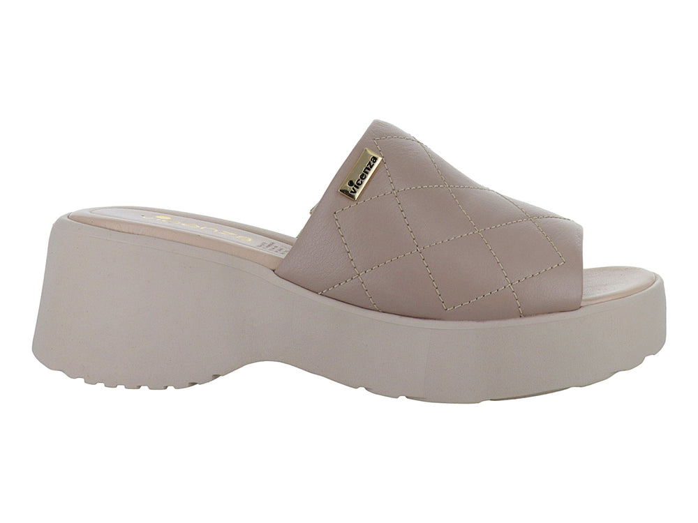 Sandalia de plataforma color nude con correa ancha acolchada en diseño capitoné y suela gruesa.