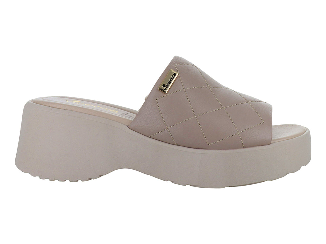 Sandalia de plataforma color nude con correa ancha acolchada en diseño capitoné y suela gruesa.