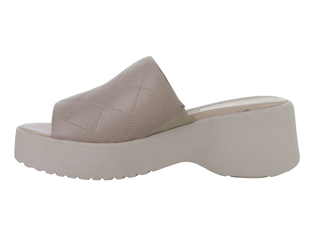 Sandalia de plataforma color nude con correa ancha acolchada en diseño capitoné y suela gruesa.
