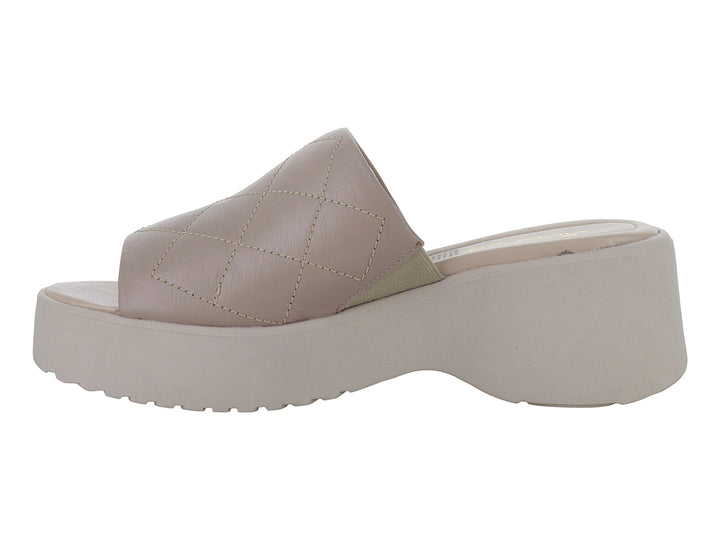 Sandalia de plataforma color nude con correa ancha acolchada en diseño capitoné y suela gruesa.
