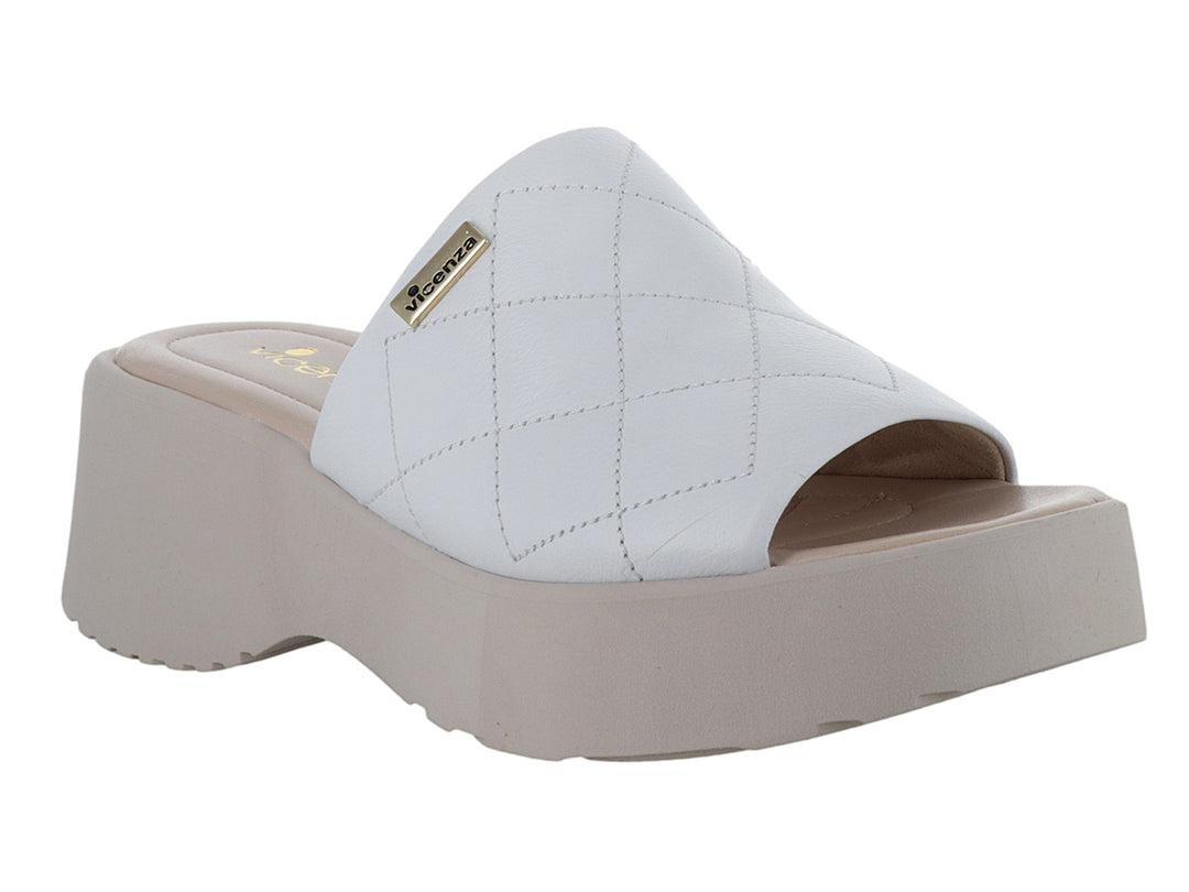 Sandalia blanca de piel con diseño acolchado y plataforma beige gruesa para mujer.
