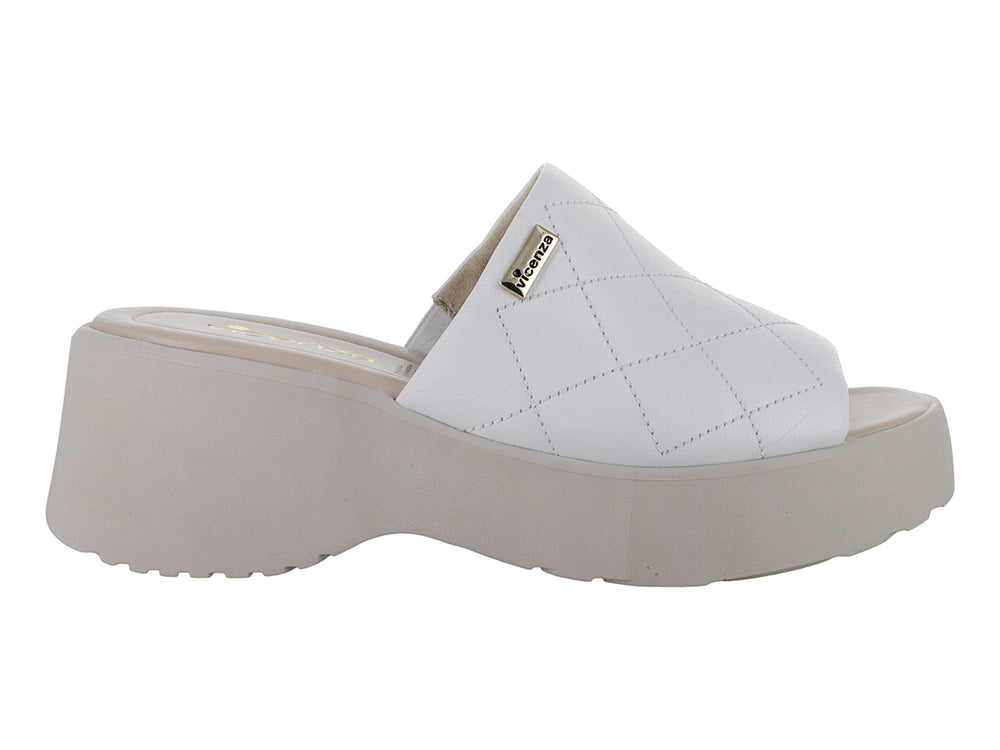 Sandalia blanca de piel con diseño acolchado y plataforma beige gruesa para mujer.