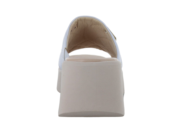Sandalia blanca de piel con diseño acolchado y plataforma beige gruesa para mujer.