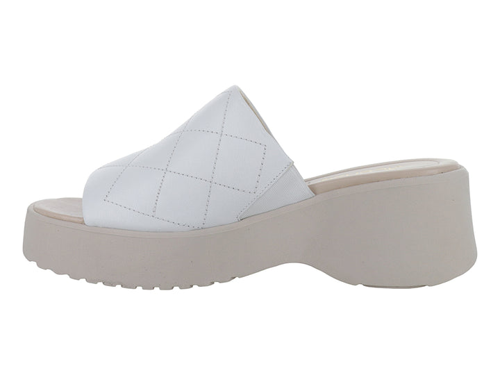 Sandalia blanca de piel con diseño acolchado y plataforma beige gruesa para mujer.